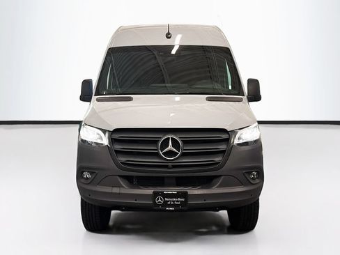 Used 2024 Mercedes-Benz Sprinter 2500 image 2