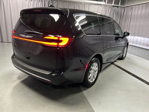 Used 2025 Chrysler Pacifica Select image 7