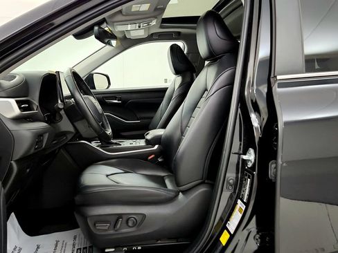 Used 2023 Toyota Highlander XLE AWD/4WD image 26