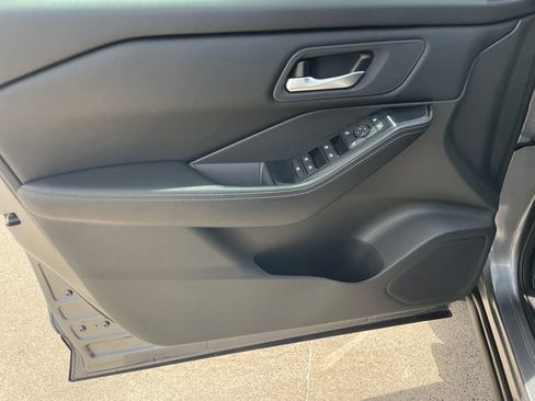 Certified 2025 Nissan Rogue SV FWD image 22