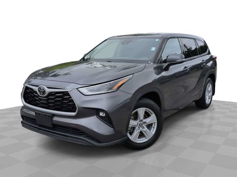 Used 2021 Toyota Highlander LE AWD/4WD image 1