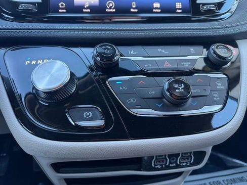 Used 2023 Chrysler Pacifica Touring-L image 21