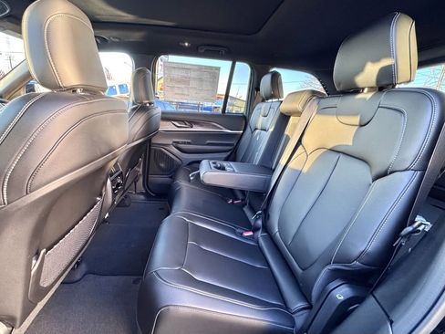 New 2025 Jeep Grand Cherokee Limited w/ Black Appearance Package image 15