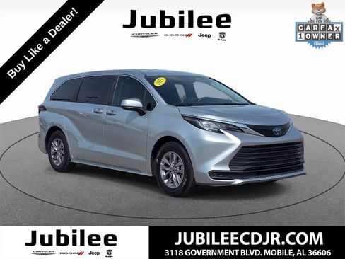 Used 2023 Toyota Sienna LE AWD/4WD image 1