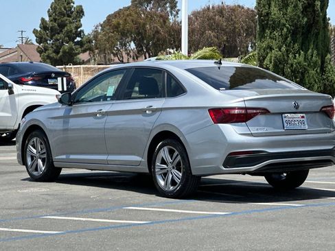 Used 2022 Volkswagen Jetta SE w/ Panoramic Sunroof Package FWD image 6