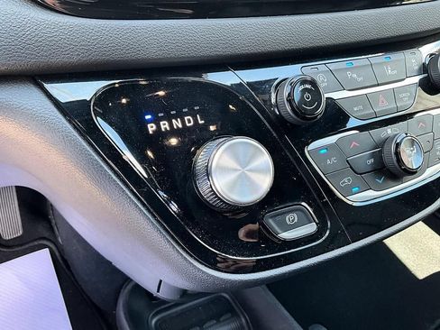 Used 2025 Chrysler Pacifica Select FWD image 21