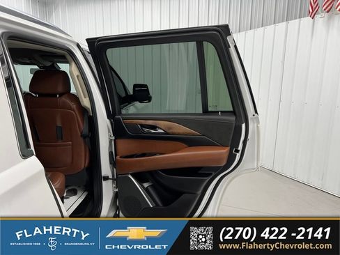Used 2020 Cadillac Escalade Luxury AWD/4WD image 12