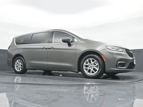 Used 2023 Chrysler Pacifica Touring-L image 23