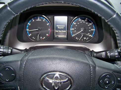 Used 2018 Toyota RAV4 XLE AWD/4WD image 22