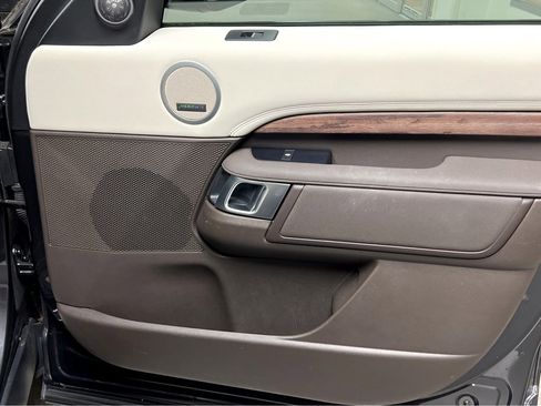 Used 2020 Land Rover Discovery HSE image 24