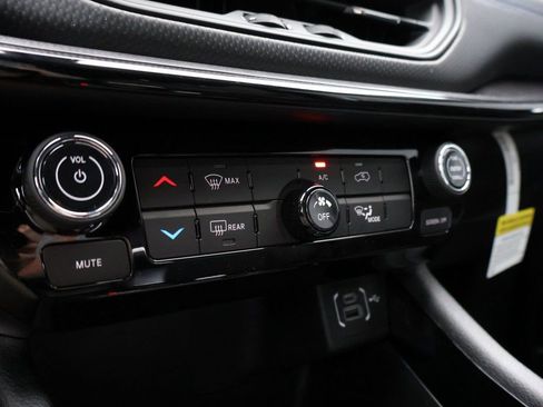 New 2026 Jeep Compass Latitude image 36