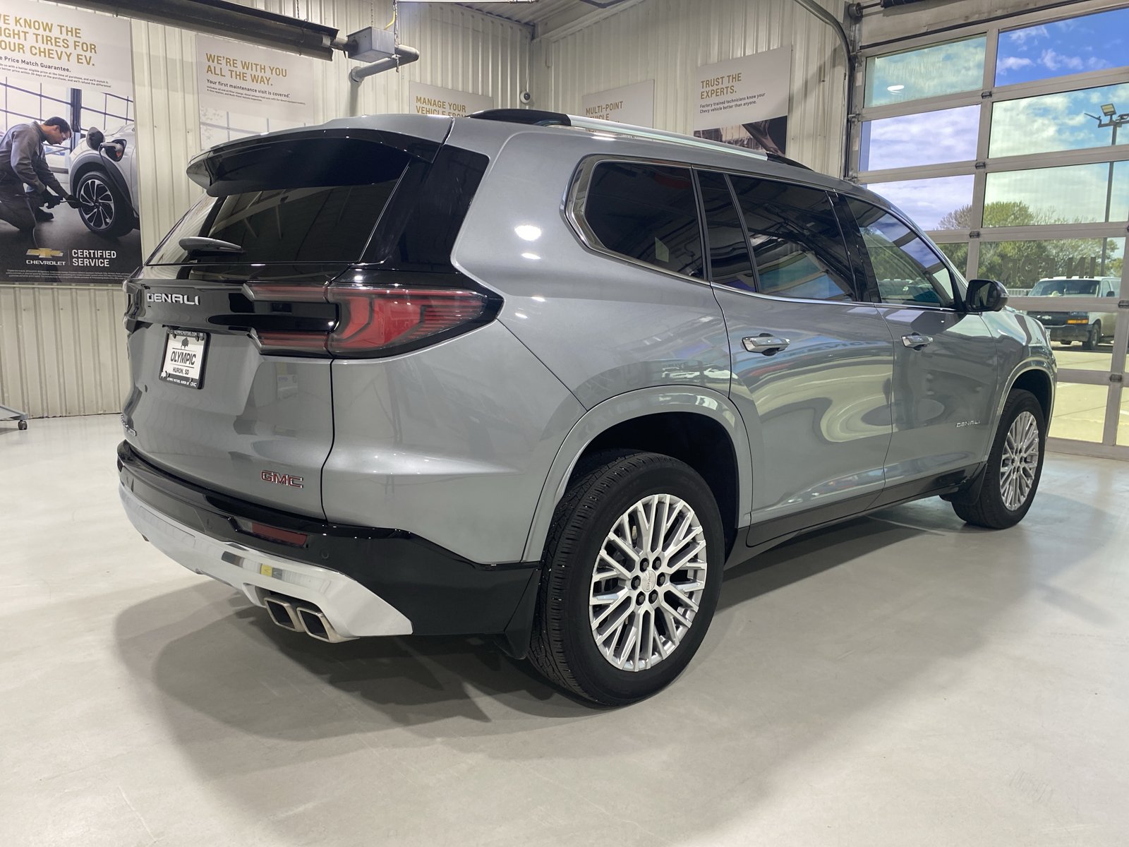 Used 2025 GMC Acadia Denali w/ LPO, Floor Liner Package AWD/4WD image 7