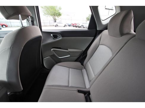 Used 2023 Kia Soul LX w/ LX Technology Package image 13