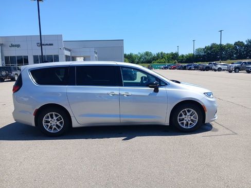 Used 2024 Chrysler Pacifica Touring-L FWD image 9