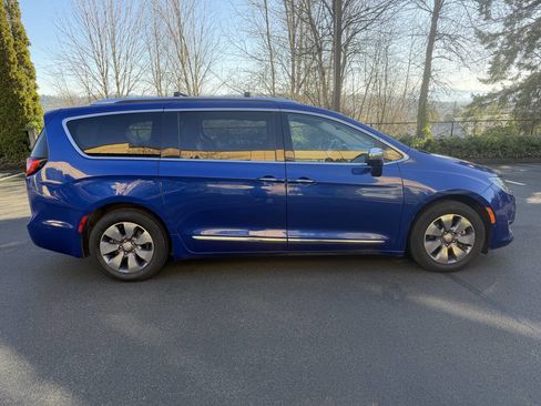 Used 2018 Chrysler Pacifica Limited w/ Advanced Safetytec Group image 4