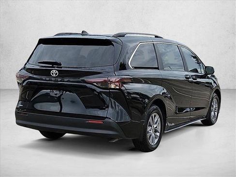Used 2026 Toyota Sienna LE FWD image 5
