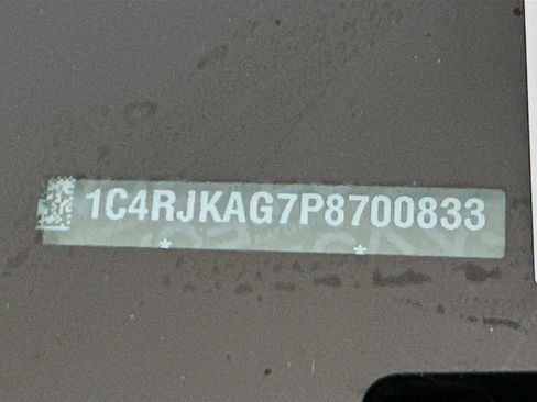 Used 2023 Jeep Grand Cherokee L Laredo image 12