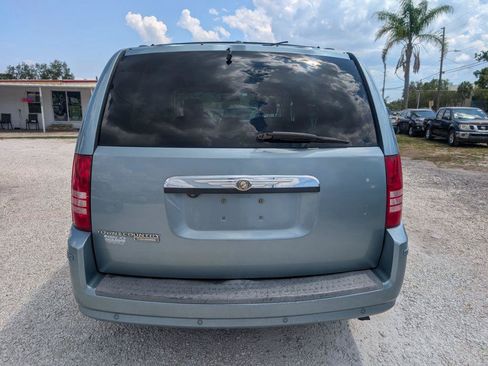 Used 2008 Chrysler Town & Country Touring FWD image 6
