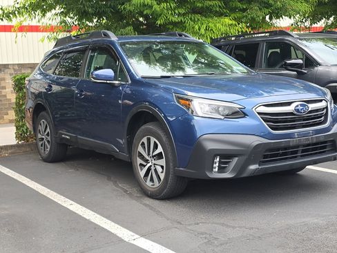 Used 2022 Subaru Outback Premium AWD/4WD image 2
