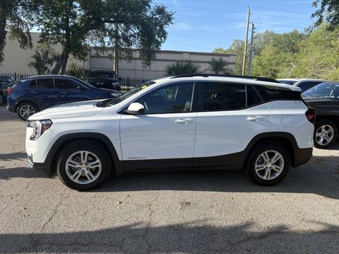 Used 2023 GMC Terrain SLE w/ Driver Convenience Package image 4