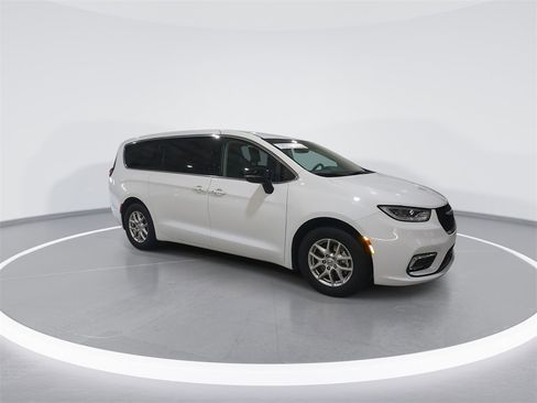 Used 2024 Chrysler Pacifica Touring-L image 2