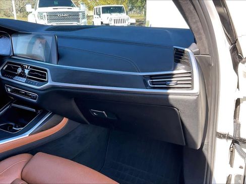 Used 2022 BMW X7 M50i image 17