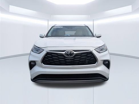 Used 2024 Toyota Highlander Platinum image 8