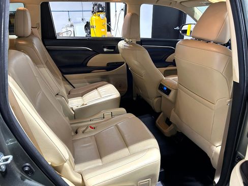 Used 2015 Toyota Highlander Limited image 18