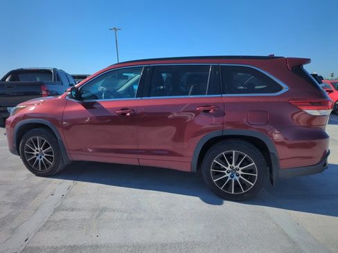 Used 2018 Toyota Highlander SE image 5