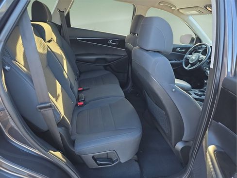 Used 2017 Kia Sorento LX 4D Sport Utility w/ LX Convenience Package image 14