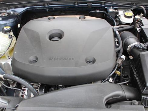 Used 2021 Volvo XC40 T4 Momentum image 32