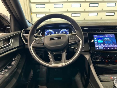 New 2025 Jeep Grand Cherokee L Altitude image 28