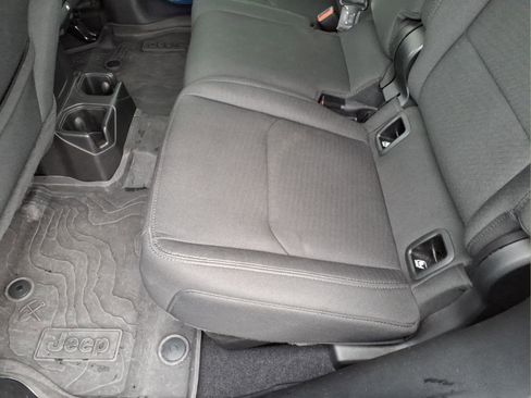 Used 2023 Jeep Gladiator Sport image 11