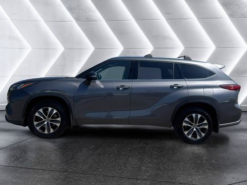 Used 2020 Toyota Highlander XLE AWD/4WD image 4