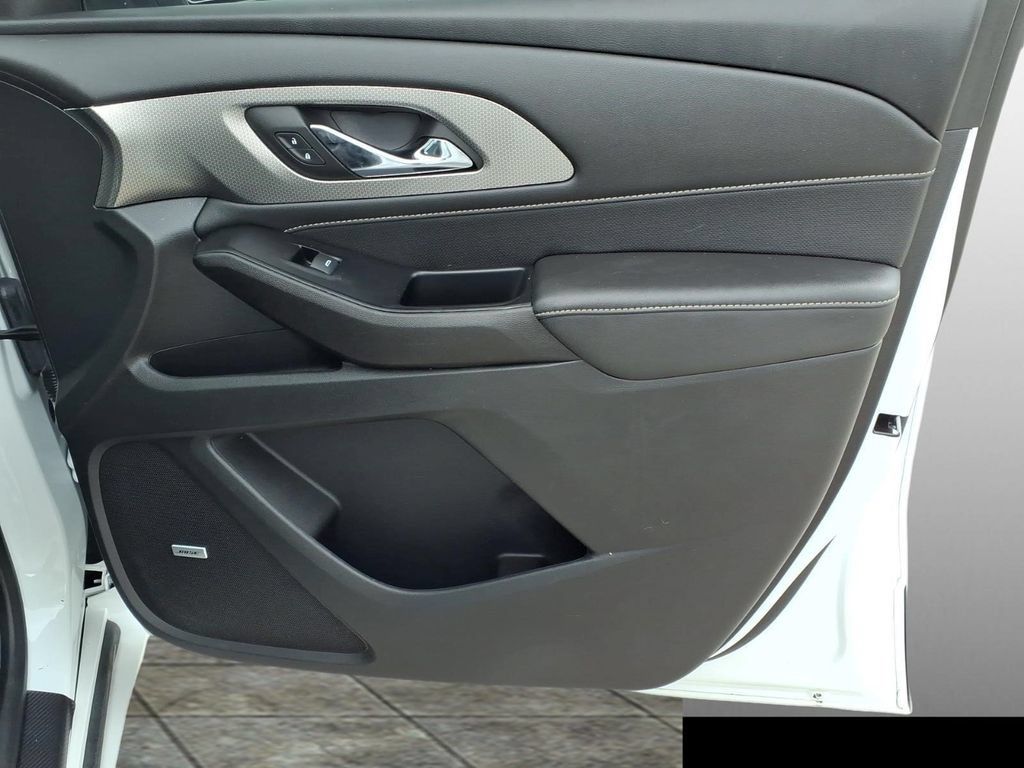Used 2023 Chevrolet Traverse Premier FWD image 13