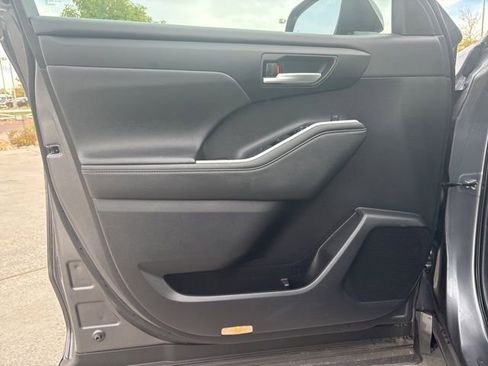 Used 2024 Toyota Highlander XLE image 24