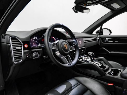 Used 2022 Porsche Cayenne w/ Premium Package image 25
