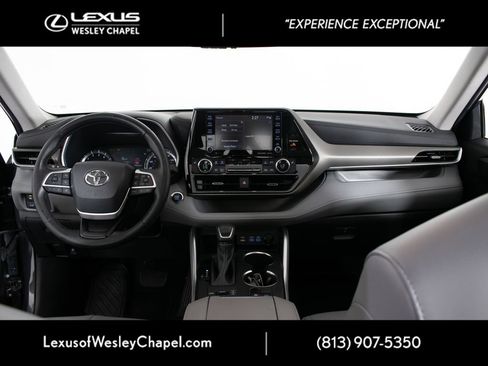 Used 2022 Toyota Highlander XLE AWD/4WD image 27