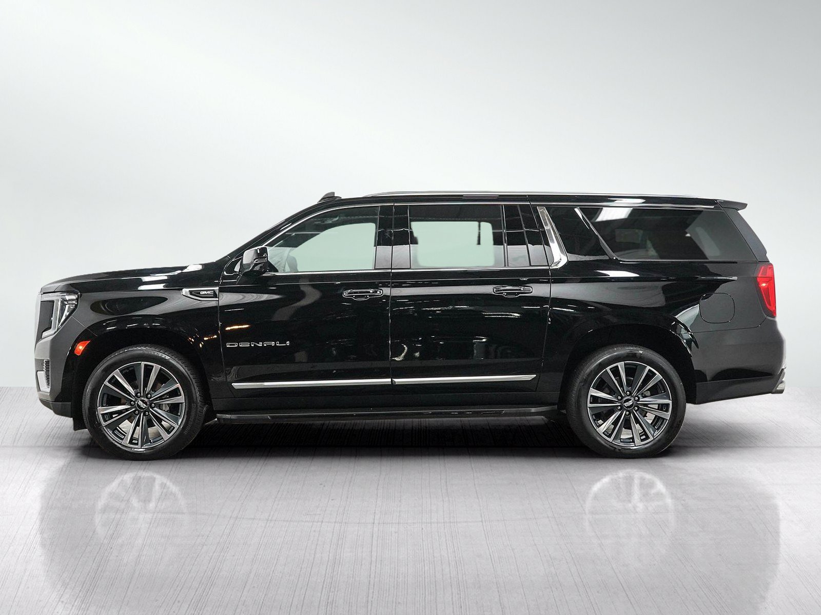 Used 2023 GMC Yukon XL Denali AWD/4WD image 2