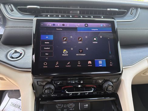 Certified 2025 Jeep Grand Cherokee Limited AWD/4WD image 33