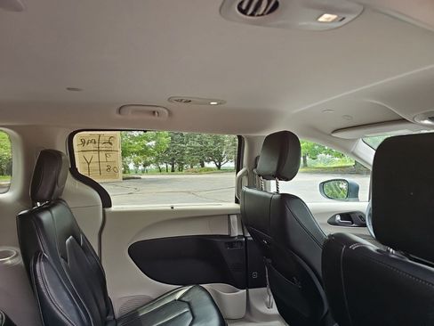 Used 2023 Chrysler Pacifica Touring-L FWD image 17