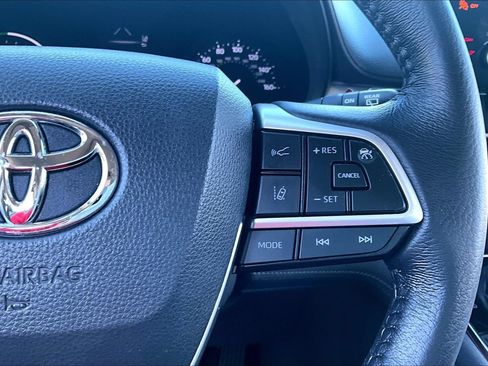 Used 2021 Toyota Sienna XLE FWD image 12