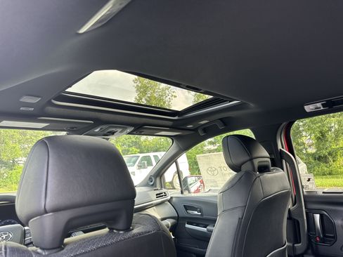 New 2025 Toyota Sienna Platinum image 29