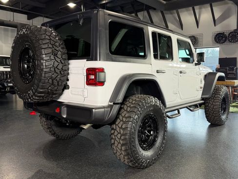 Used 2025 Jeep Wrangler Unlimited Rubicon image 14