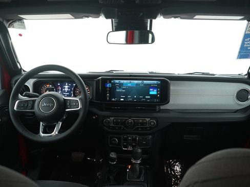 Used 2025 Jeep Wrangler Sahara image 13