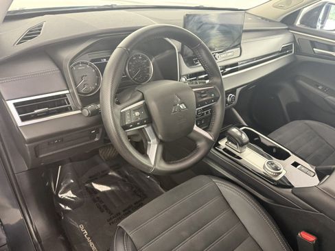 Used 2025 Mitsubishi Outlander SE AWD/4WD image 17
