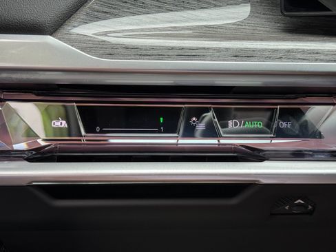 Used 2023 BMW i7 xDrive60 w/ Executive Package 2 AWD/4WD image 18