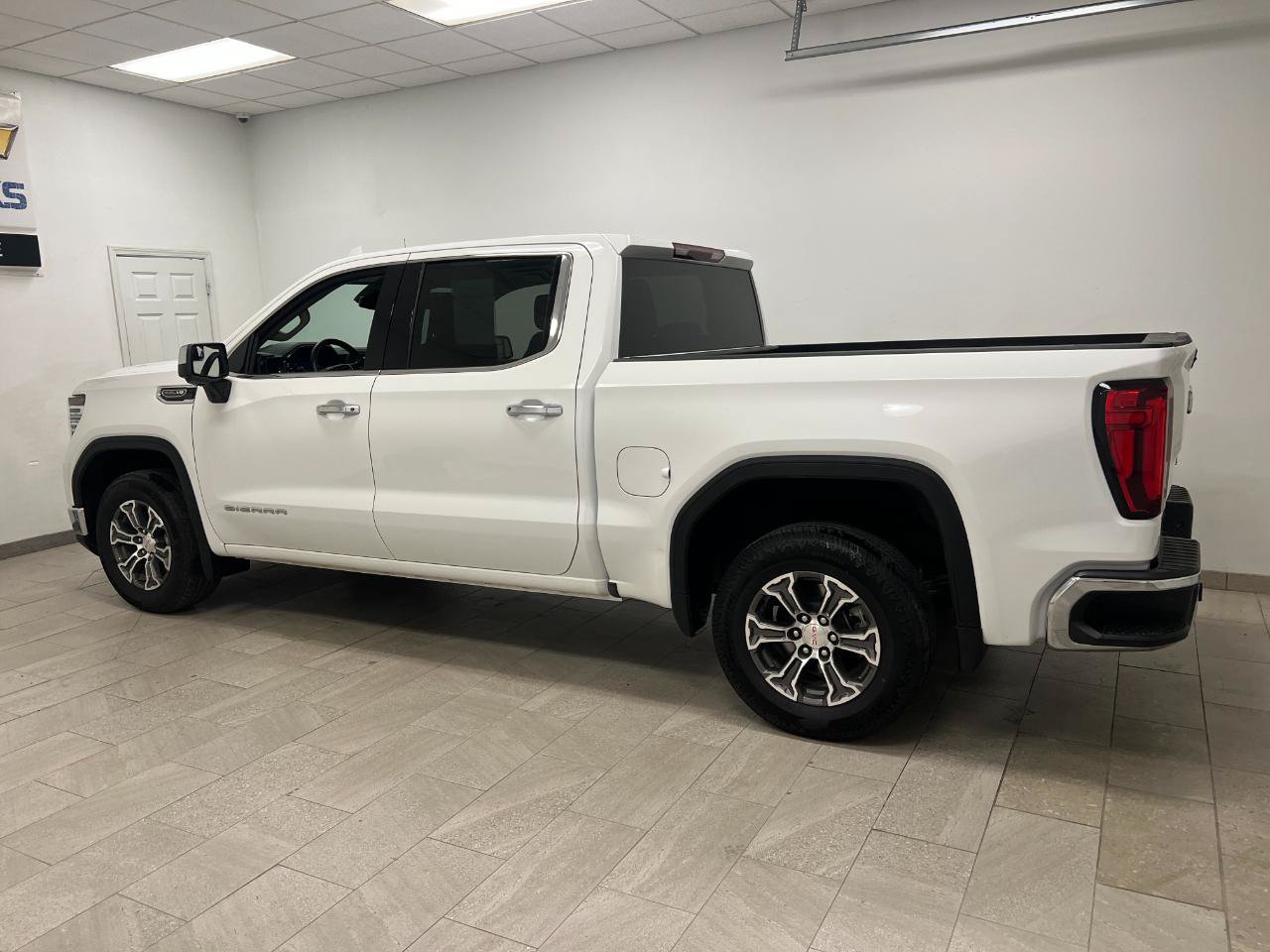 Used 2026 GMC Sierra 1500 SLT RWD image 11