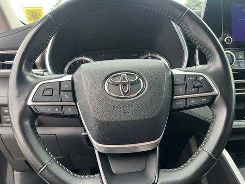 Used 2024 Toyota Highlander XLE AWD/4WD image 12
