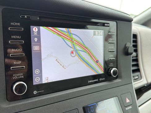 Used 2019 Toyota Sienna XLE Premium FWD image 23